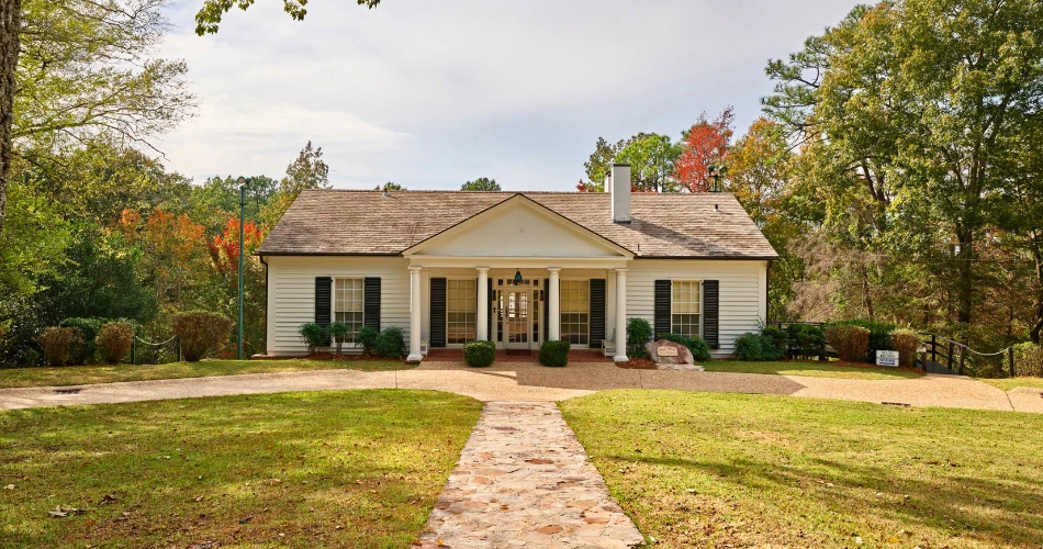 Southern Charm in Bloom: A Spring Street Stroll Through Warm Springs, GA